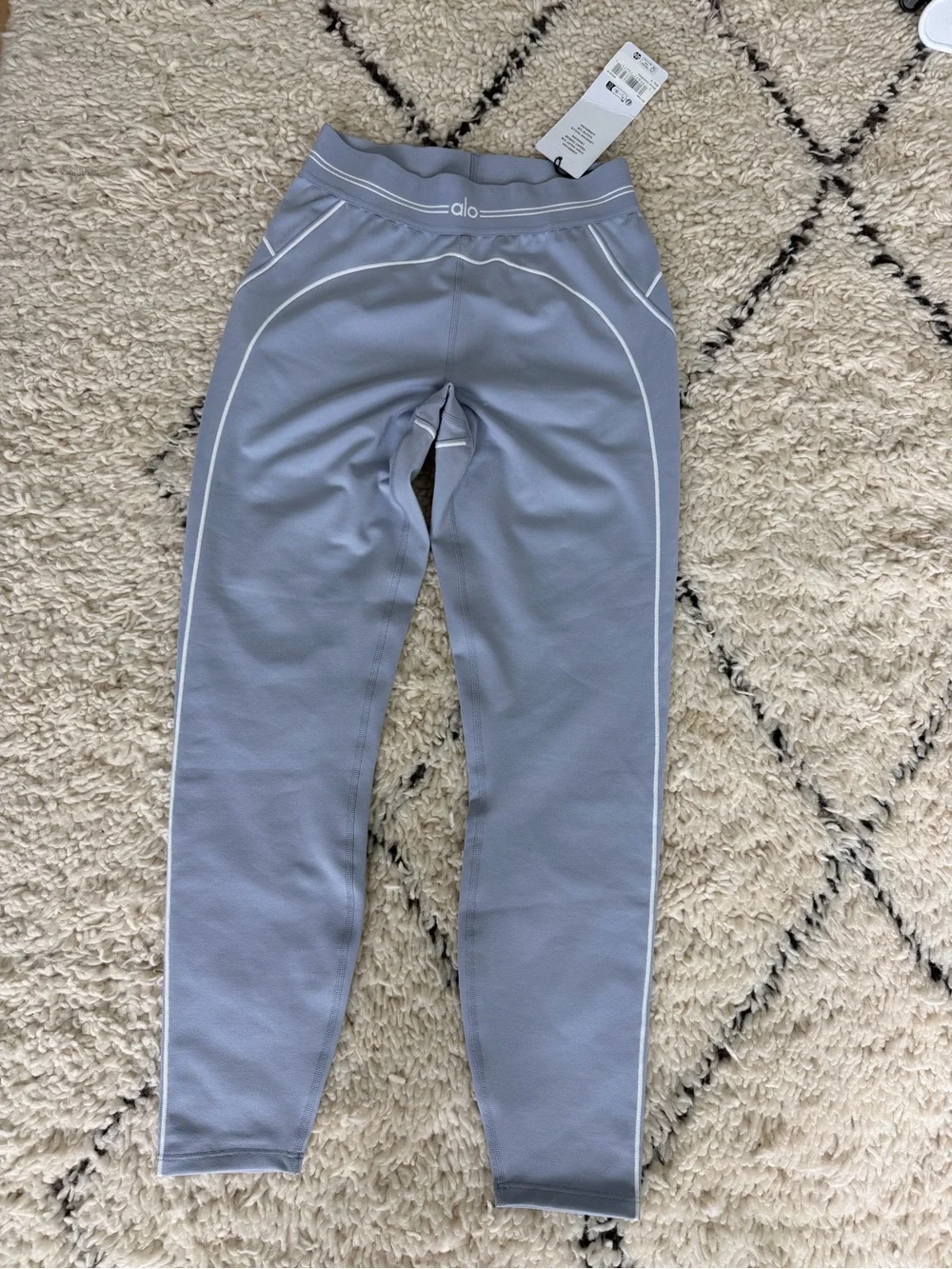 ALO Yoga winter ❄️ frost Heartthrob Leggings with White Piping NWT size Small